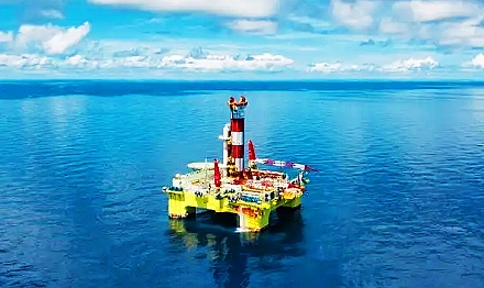 Petrol sahası köpük giderici: Petrol sahası üretimine eşlik eden